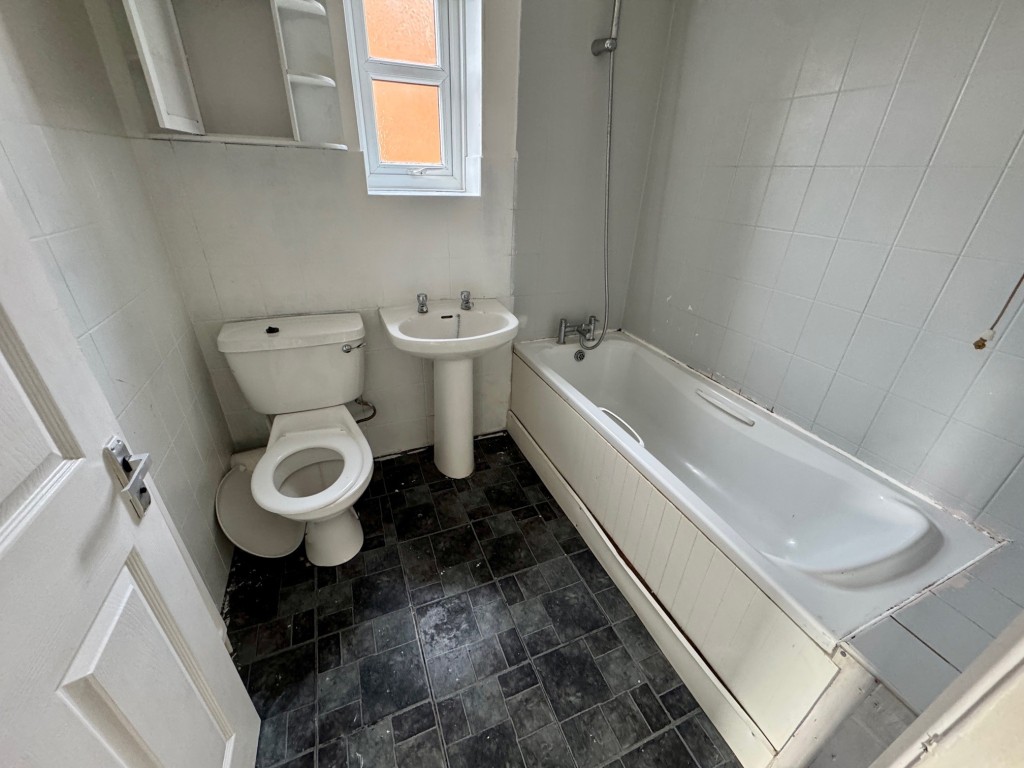 Lot: 67 - MODERN END-TERRACE HOUSE - Bathroom